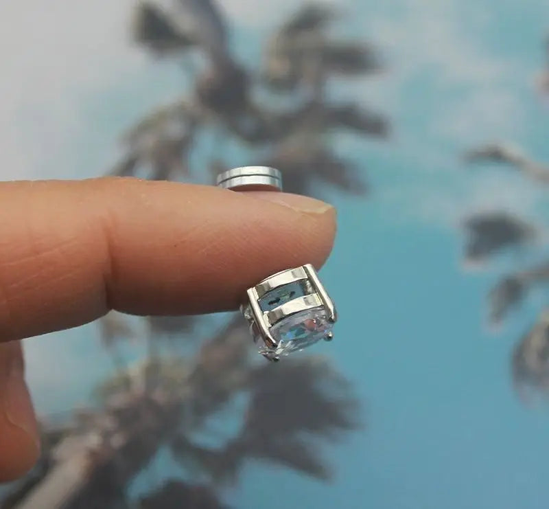 Unisex silver stud earrings with clear gemstone effect