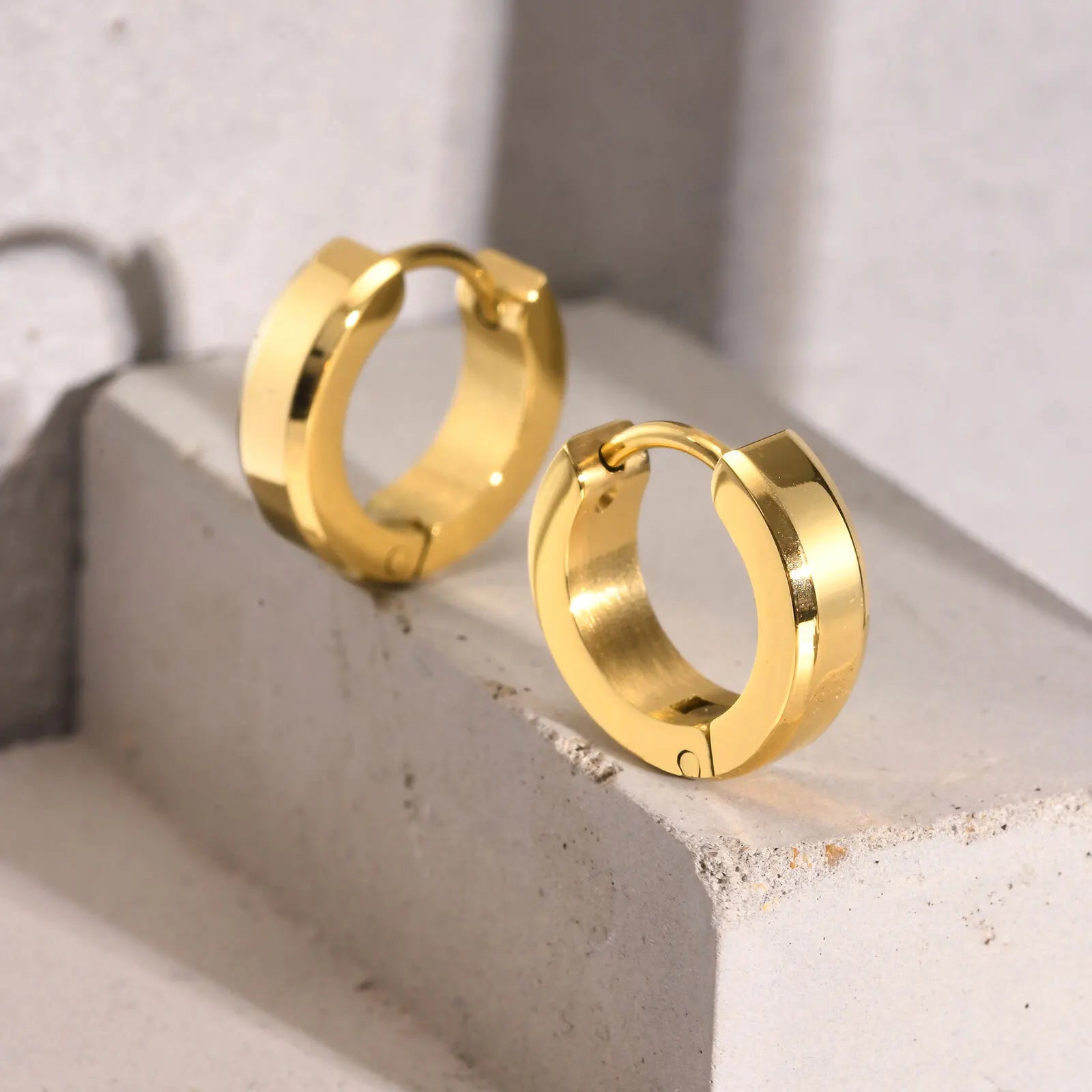 Durable hypoallergenic earrings made from stainless steel – suitable for daily wear